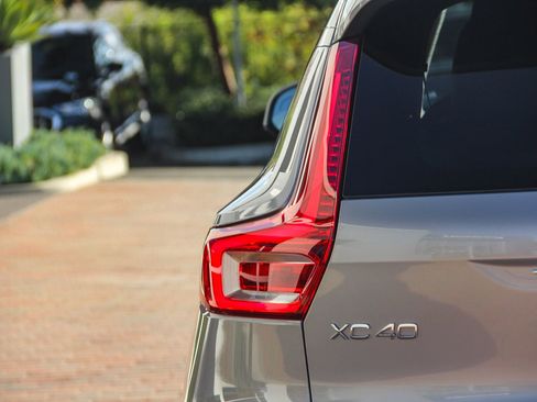 Used 2025 Volvo XC40 B5 Plus image 9