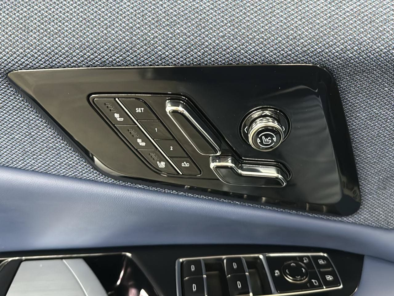 Used 2025 Cadillac Optiq Luxury 2 AWD/4WD image 26