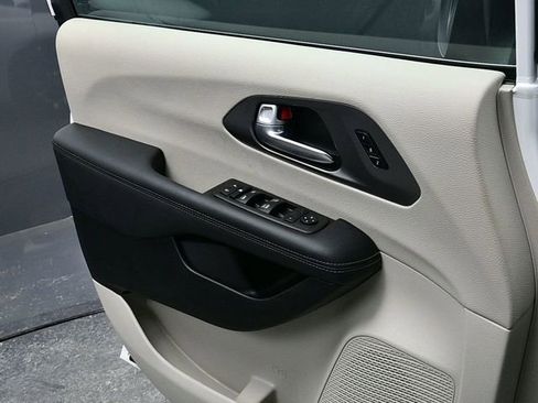 Used 2023 Chrysler Pacifica Touring-L image 13