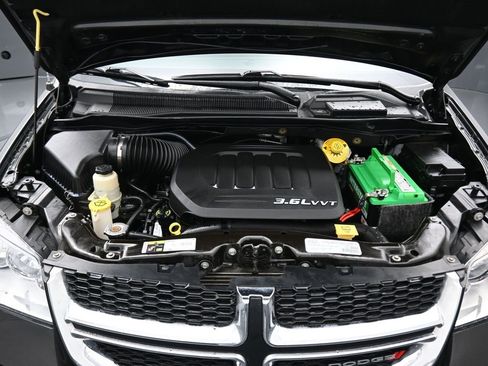 Used 2016 Dodge Grand Caravan SE image 50