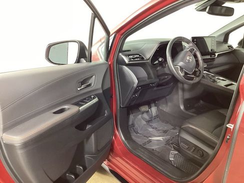 Used 2021 Toyota Sienna XSE FWD image 9