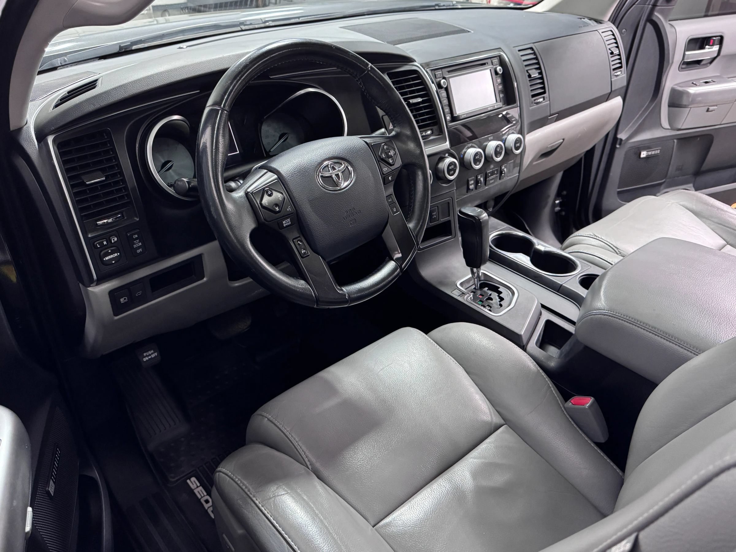 Used 2018 Toyota Sequoia Limited w/ Safety & Convenience Package AWD/4WD image 19