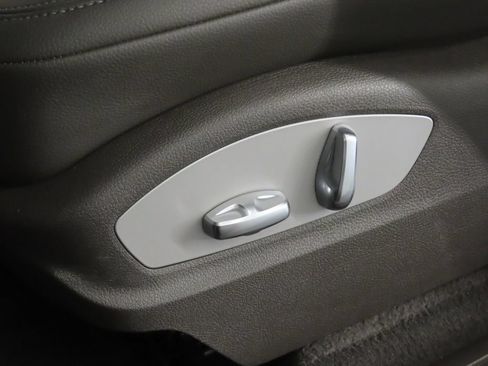 Certified 2025 Porsche Macan AWD/4WD image 41