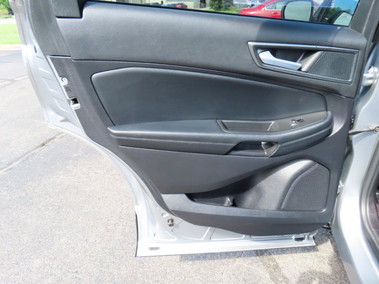 Used 2020 Ford Edge SE FWD image 18