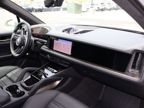 Certified 2025 Porsche Cayenne Turbo AWD/4WD image 28