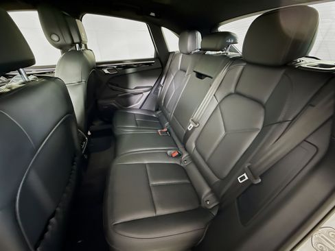 Certified 2025 Porsche Macan image 16