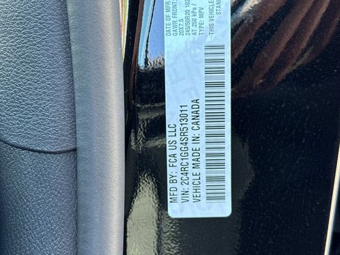 Used 2025 Chrysler Pacifica Limited FWD image 42