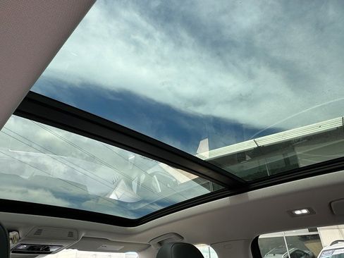 New 2025 Volkswagen Tiguan SE image 9