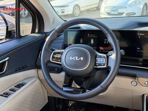 Used 2025 Kia Carnival EX image 16