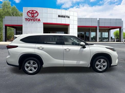 Used 2021 Toyota Highlander LE AWD/4WD image 30