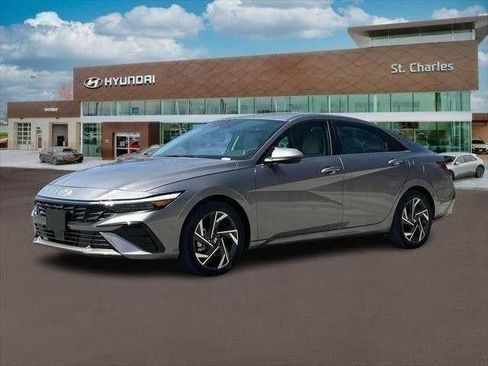 Used 2025 Hyundai Elantra Limited FWD image 2