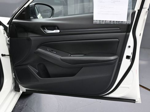 Used 2025 Nissan Altima 2.5 SV image 33