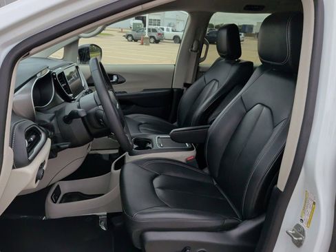 Used 2024 Chrysler Pacifica Limited FWD image 12