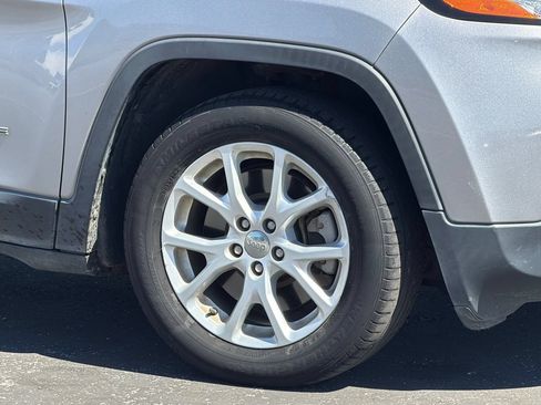 Used 2018 Jeep Cherokee Latitude FWD image 28
