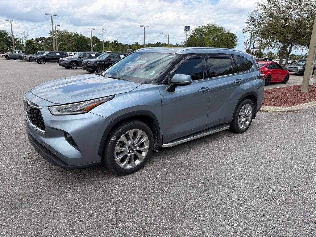 Used 2024 Toyota Highlander Limited FWD image 11