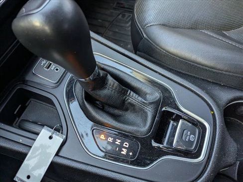 Used 2019 Jeep Cherokee Limited image 10