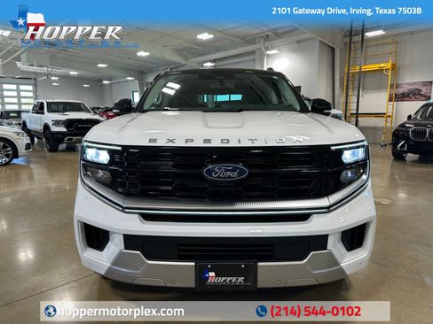 Used 2025 Ford Expedition Platinum AWD/4WD image 2