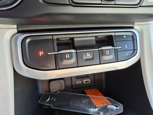 Used 2021 GMC Acadia SLT w/ Technology Package FWD image 12