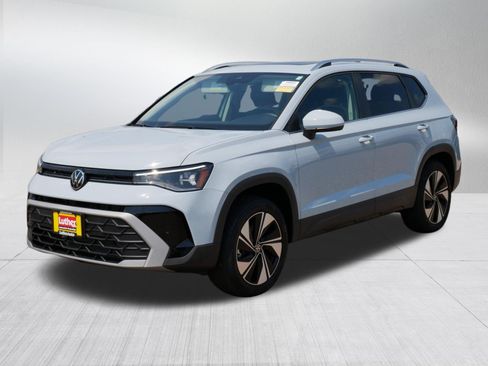 Used 2025 Volkswagen Taos SE w/ Panoramic Sunroof Package AWD/4WD image 3