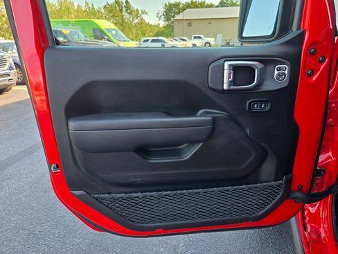Used 2026 Jeep Gladiator Mojave AWD/4WD image 12