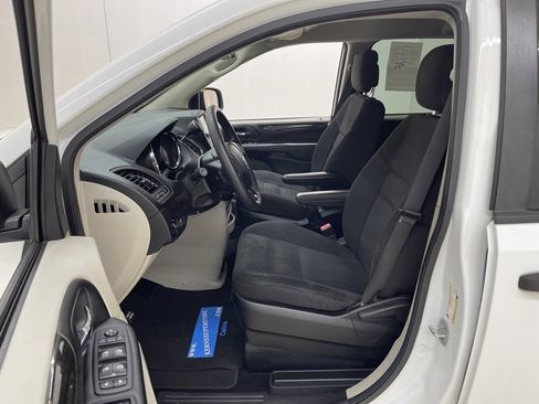 Used 2020 Dodge Grand Caravan SE w/ UConnect Hands-Free Group image 18