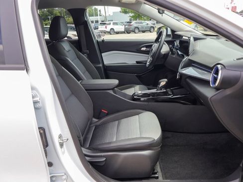 Used 2025 Chevrolet Trax LT w/ LT Convenience Package FWD image 8