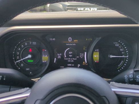 Used 2025 Jeep Wrangler Unlimited Sahara w/ Safety Group AWD/4WD image 29