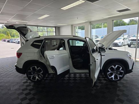 Used 2023 Volkswagen Taos SEL AWD/4WD image 17
