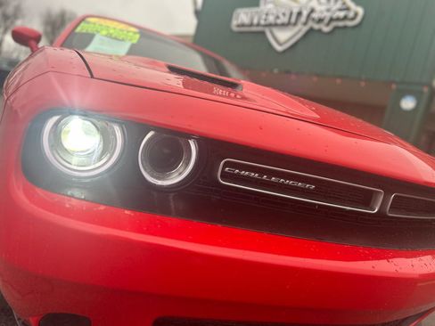 Used 2018 Dodge Challenger SXT RWD image 9