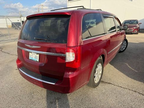 Used 2014 Chrysler Town & Country Touring image 5