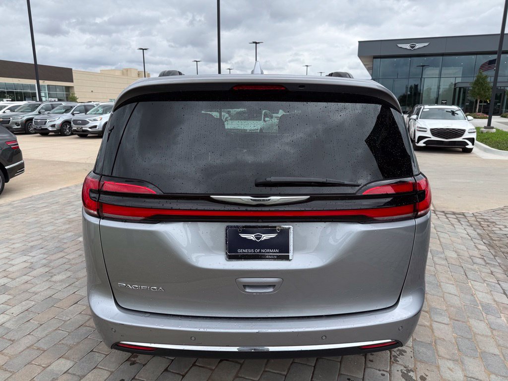 Used 2021 Chrysler Pacifica Touring FWD image 4