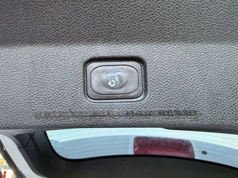 Used 2017 Ford Explorer XLT w/ Equipment Group 202A AWD/4WD image 16