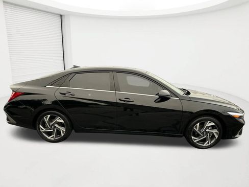 Used 2025 Hyundai Elantra Limited w/ Cargo Package FWD image 4