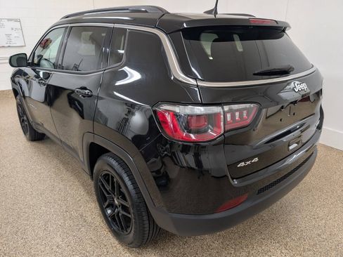Used 2018 Jeep Compass Latitude w/ Cold Weather Group AWD/4WD image 3