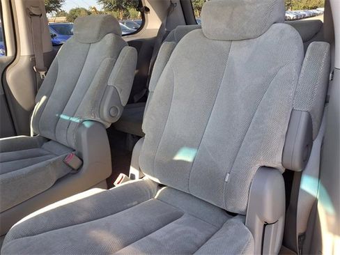 Used 2007 Kia Sedona EX image 9