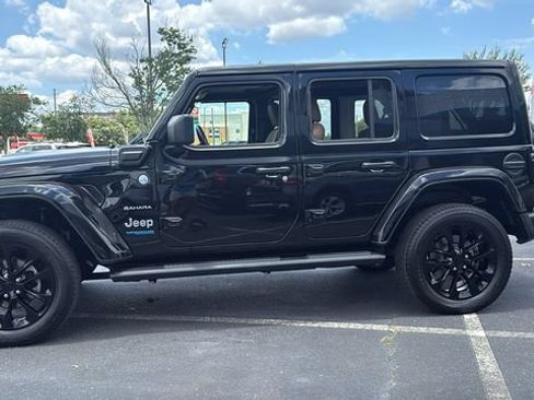 Used 2022 Jeep Wrangler Unlimited Sahara w/ Cold Weather Group AWD/4WD image 4