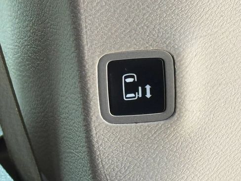 Used 2022 Chrysler Pacifica Touring-L w/ Uconnect Theater Family Group FWD image 28