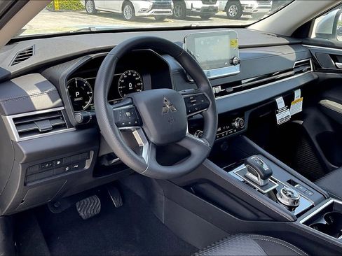New 2025 Mitsubishi Outlander ES image 6