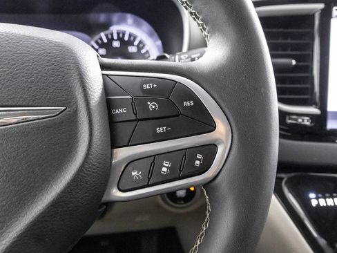 Used 2022 Chrysler Pacifica Touring-L FWD image 26