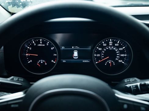 Used 2024 Kia Carnival LX image 12