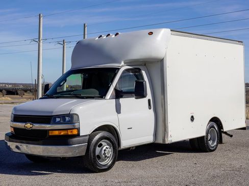 Used 2018 Chevrolet Express 3500 w/ Power Convenience Package image 3