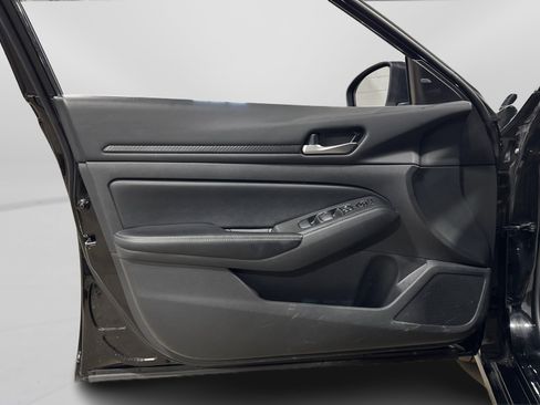 Used 2025 Nissan Altima 2.5 SV image 15