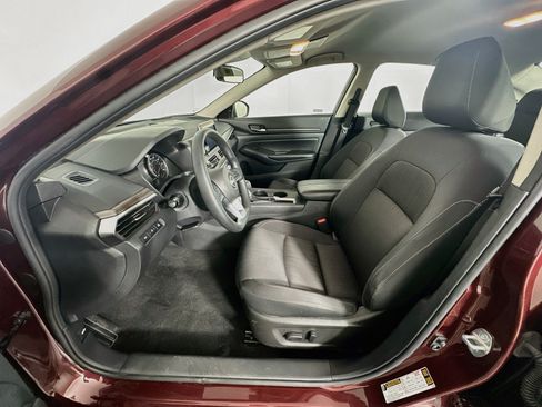 Used 2025 Nissan Altima 2.5 SV FWD image 13