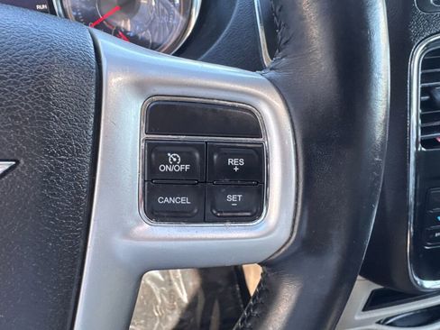 Used 2015 Chrysler Town & Country Touring FWD image 37