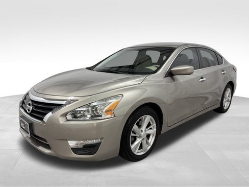 Used 2014 Nissan Altima 2.5 SV image 1