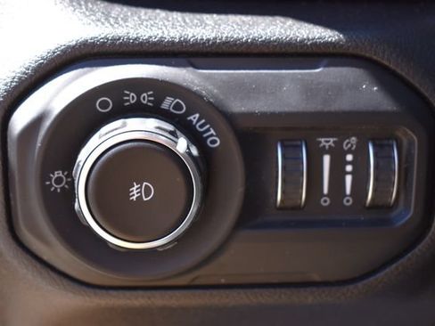 Used 2018 Jeep Wrangler Unlimited Sahara AWD/4WD image 24