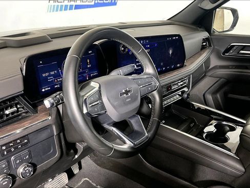 Used 2025 Chevrolet Suburban Z71 AWD/4WD image 10