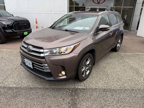 Certified 2018 Toyota Highlander Limited Platinum AWD/4WD image 2