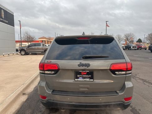 Used 2019 Jeep Grand Cherokee Laredo image 3