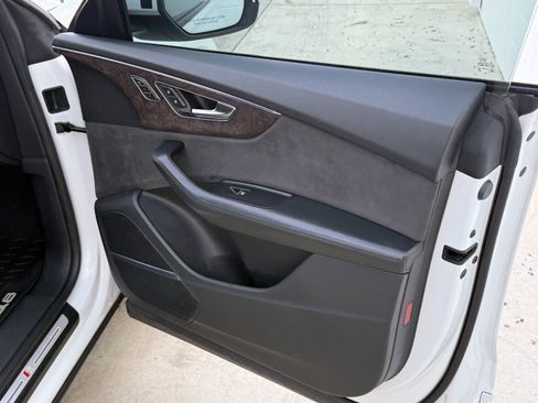 Used 2019 Audi Q8 Prestige image 32